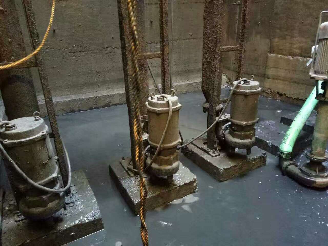 贡井污水池清理