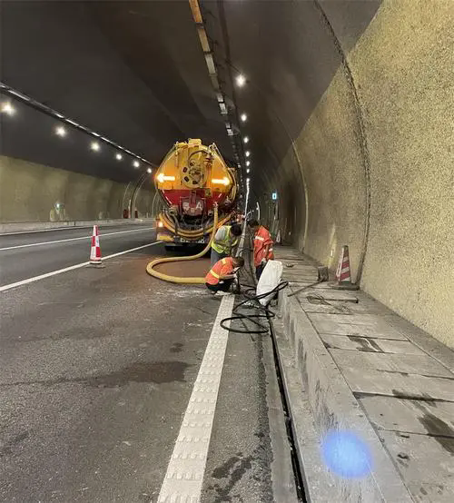 贡井隧道排水渠清淤